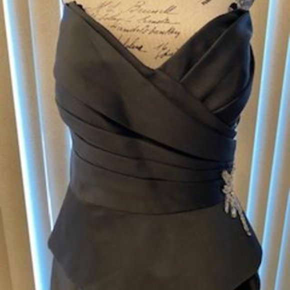 STUNNING BLACK SATIN STRAPLESS EMBELLISHED FORMAL GOWN SIZE 20 - Picture 6 of 10